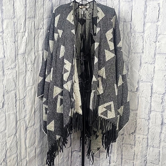 CRISTINA‎ CHITI MADE IN ITALY Gray Aztec Fringed Blanket Poncho Wrap OS - Picture 1 of 7